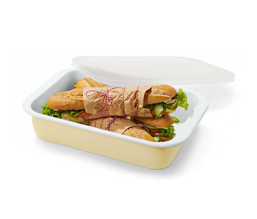 Eingewickelte Baguettes liegen in einer großen Emaille-Auflaufform.