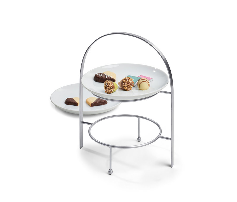 Eine zweistöckige Etagere aus Silber mit Süßigkeiten und Keksen.