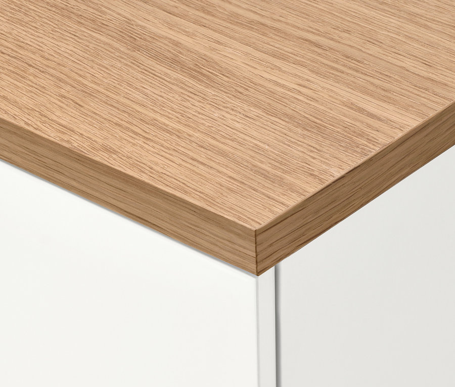 Detail einer Ecke des Schuhschranks »Bekeson« mit Holzplatte und weißen Türen.