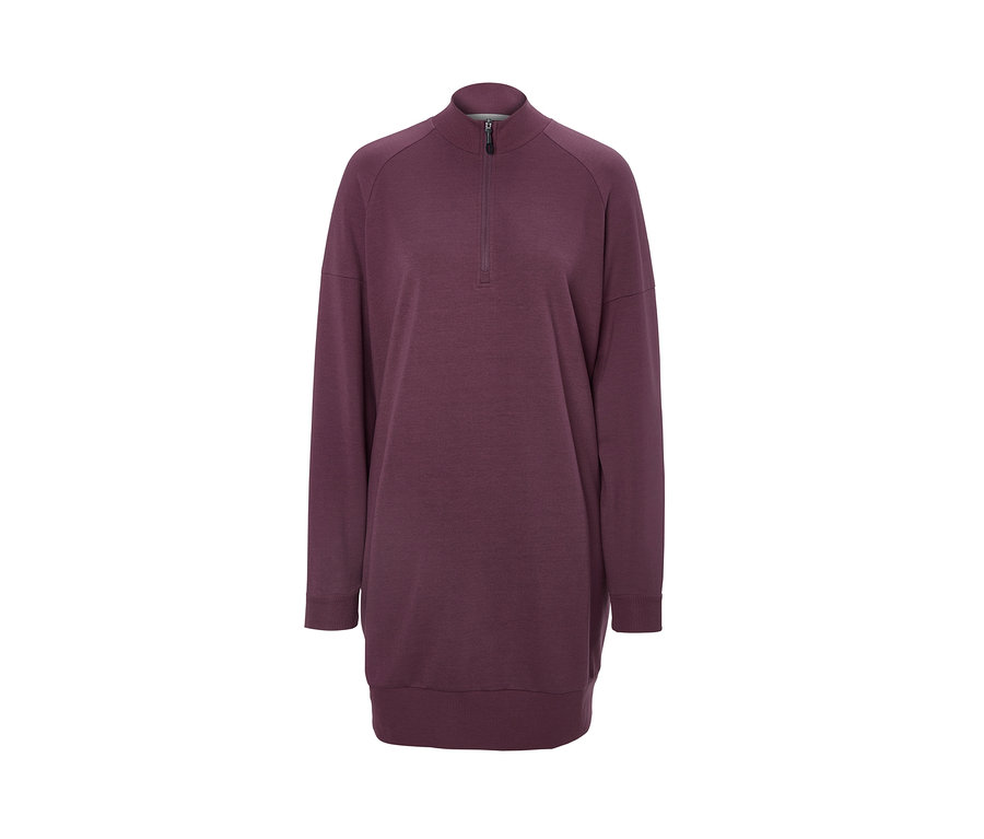 Ein langes, lila Yoga-Longshirt mit kurzem Reissverschluss.