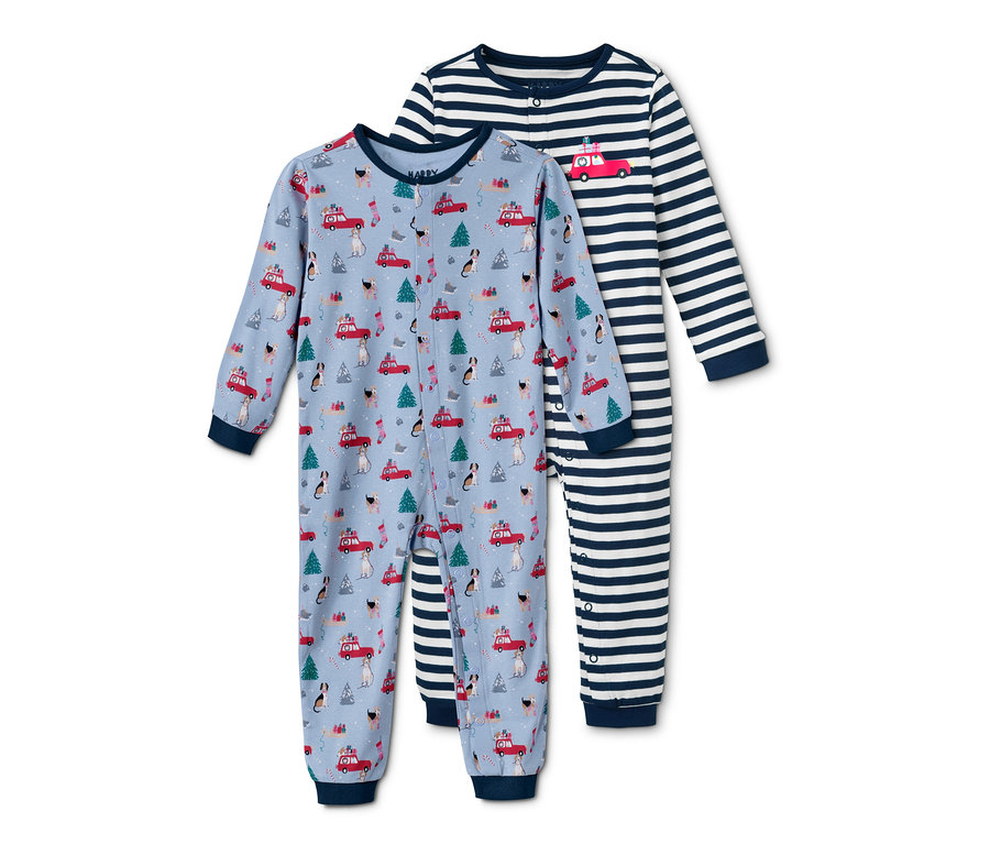 Zwei Baby-Pyjamas mit langen Ärmeln. Ein Pyjama ist hellblau mit Hunde- und Autoaufdruck, der andere ist blau-weiss gestreift.
