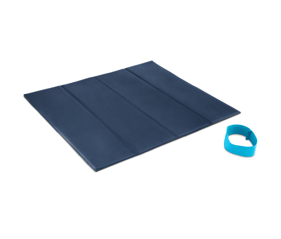 Eine blaue Mini-Fitness-Matte und ein blaues Band auf einem weißen Hintergrund.