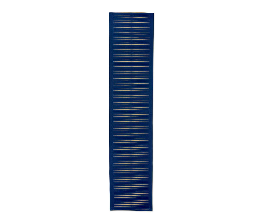 Blauer Tischläufer mit dünnen horizontalen Streifen.