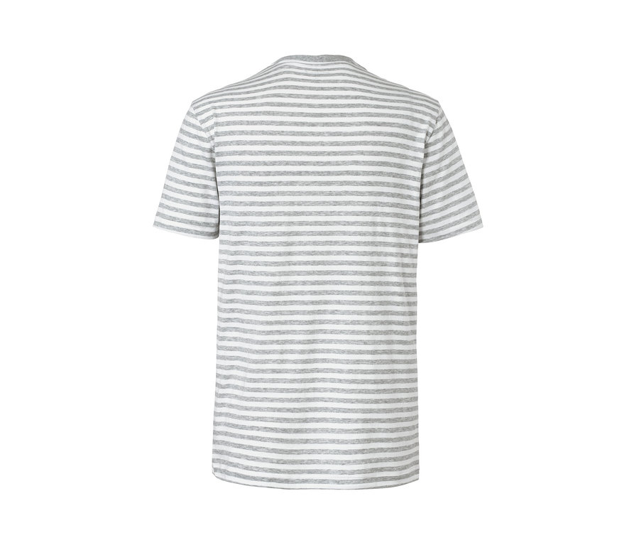 Rückseite eines Shorty-Pyjamas mit Chambray-Hose mit horizontalen grauen und weißen Streifen.