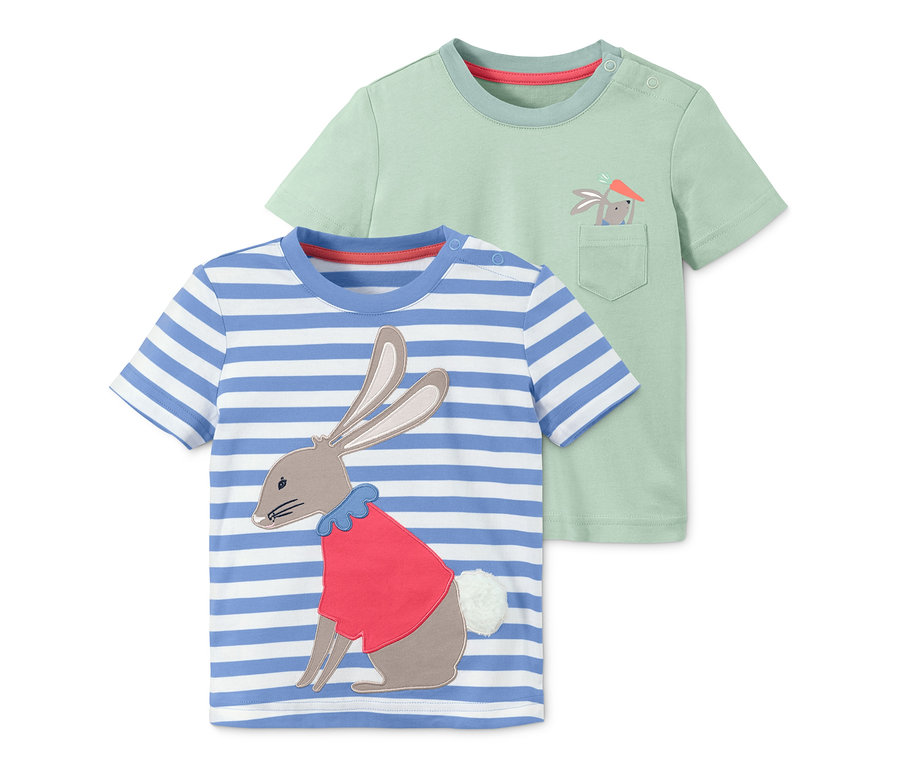 Zwei T-Shirts: eines mit blauen Streifen und Hasen-Applikation, das andere hellgrün mit Tasche und Hasenbild.