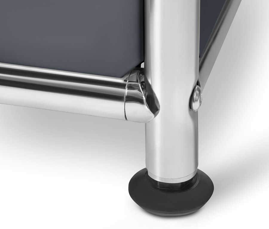 Detailaufnahme eines grauen Systemschranks Metall »CN3« mit verchromtem Fuss.