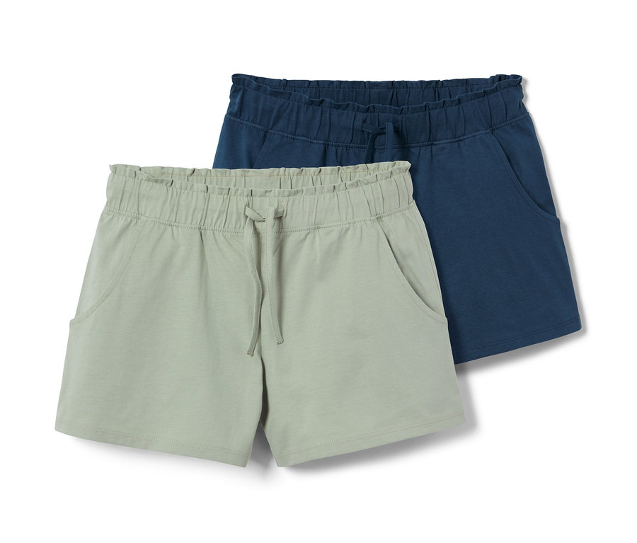 Zwei Shorts, eine hellgrüne und eine dunkelblaue.