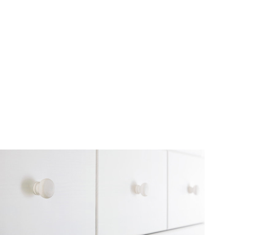 Detailaufnahme einer weißen Kommode mit runden Griffen. Sichtbar ist eine Pinolino Wickelkommode »Pino«, breit.
