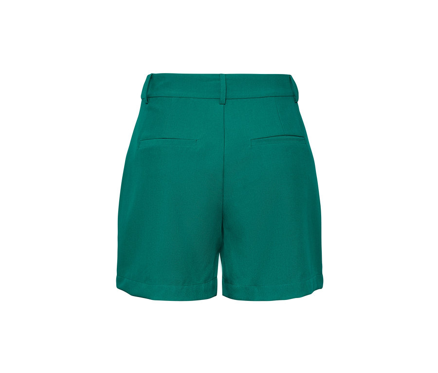 Rückansicht von grünen Bermudashorts.