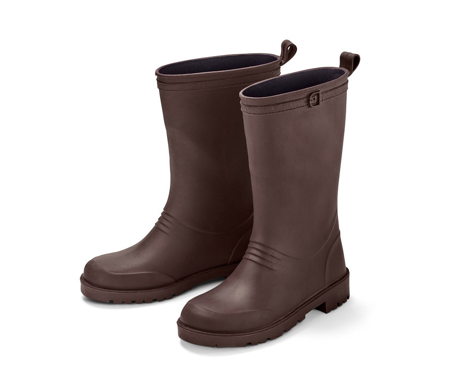 Zwei braune, recycelbare Gummistiefel stehen nebeneinander auf einem weißen Hintergrund.