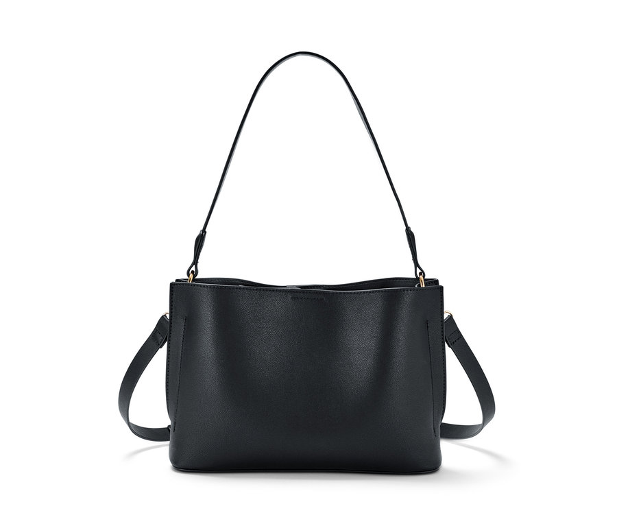 Schwarze Umhängetasche mit langem Riemen.