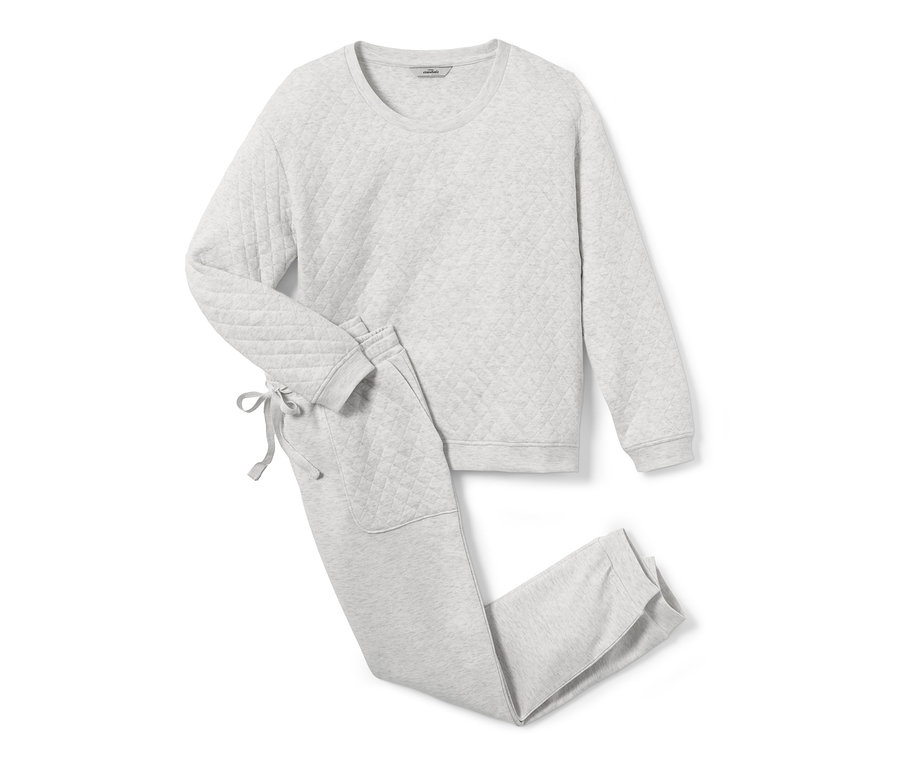 Grauer Hausanzug mit gestepptem Oberteil und Hose.