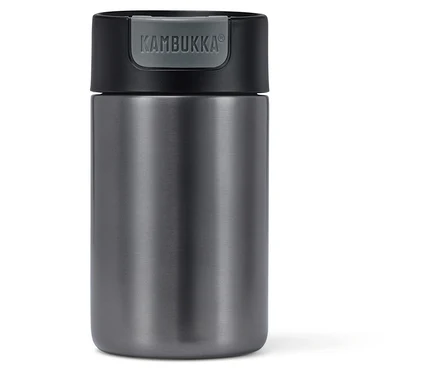 Grauer Kambukka To-Go-Becher auf weißem Hintergrund.
