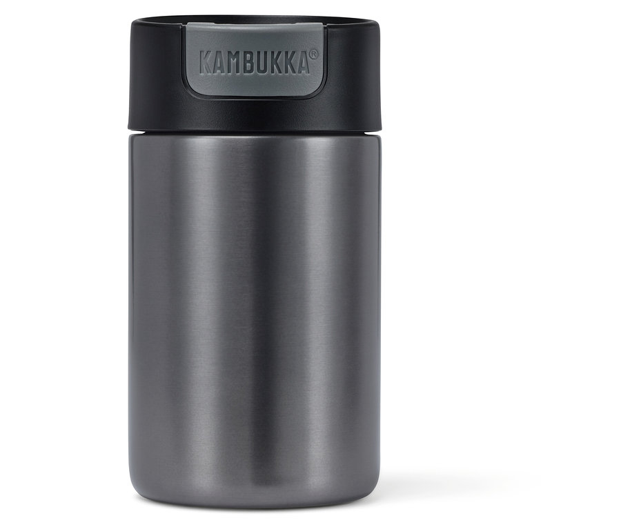 Grauer Kambukka To-Go-Becher auf weißem Hintergrund.