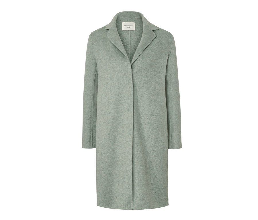 Ein kurzer, hellgrüner Mantel mit Wolle.