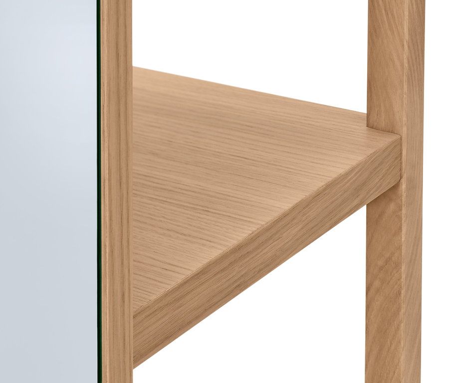 Detailaufnahme eines hellen Holzregals und Rahmens.