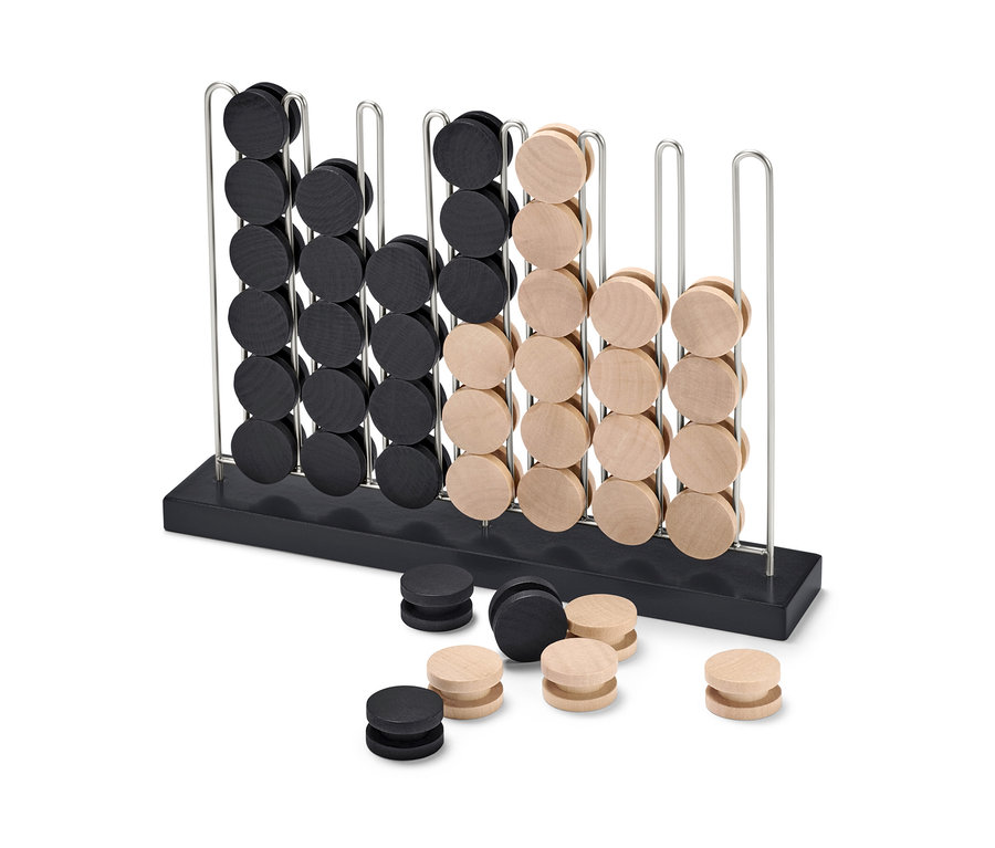 Spiel »4 in einer Reihe« mit schwarzen und hellen Holzscheiben in silbernem Rahmen.