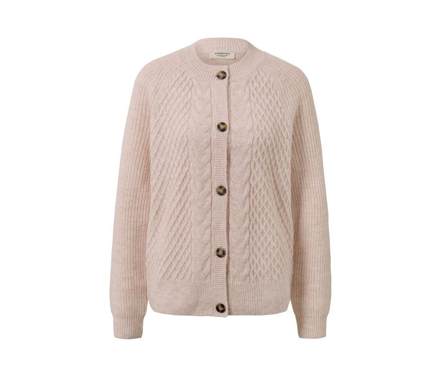 Beiger Strickcardigan mit Zopfmuster und braunen Knöpfen.