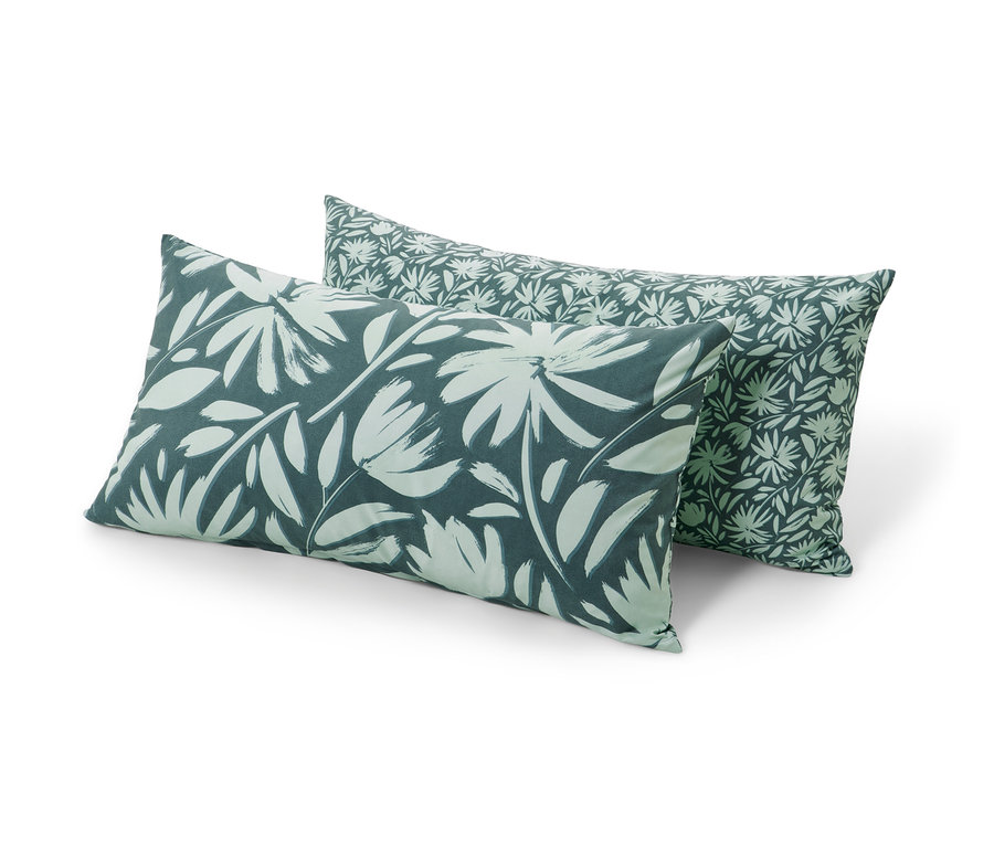 Zwei grüne Mikrofaser-Kopfkissenbezüge mit Blumenmuster.