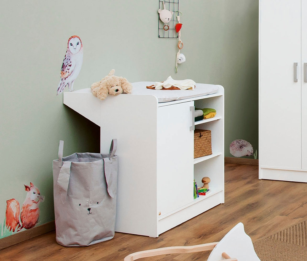 Kinderzimmer mit weißer Pinolino Wickelkommode »Viktoria«, Spielsachen und Dekorationen.