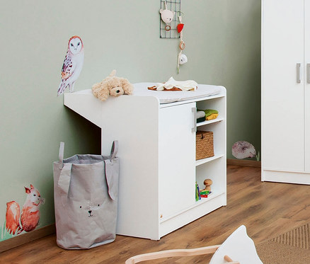 Kinderzimmer mit weißer Pinolino Wickelkommode »Viktoria«, Spielsachen und Dekorationen.