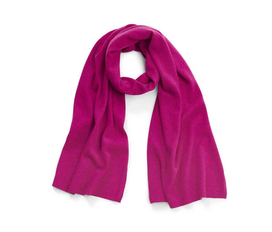 Ein pinkfarbener Cashmere-Strickschal liegt auf einem weißen Hintergrund.