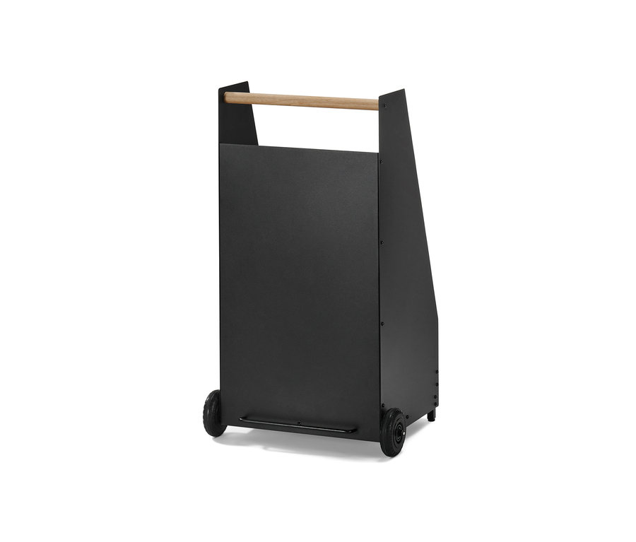 Ein schwarzer Kaminholzwagen mit Holzgriff.