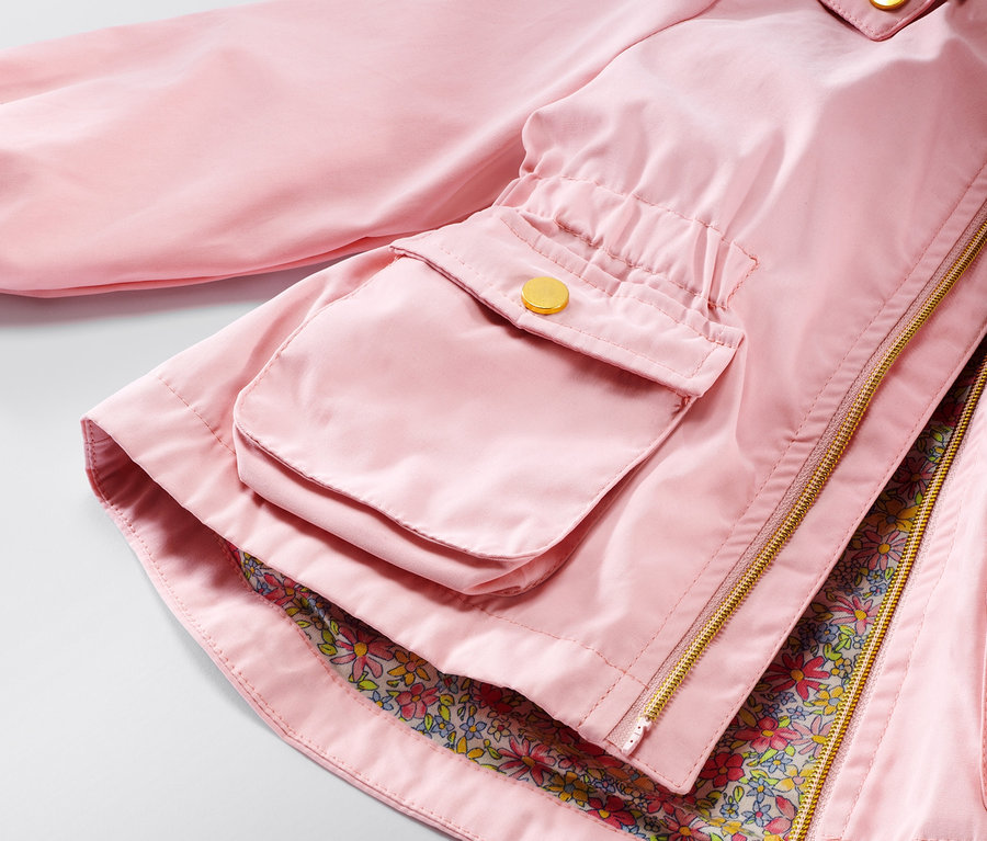 Detailansicht einer Kleinkind-Parka mit Taschen und Reißverschluss.
