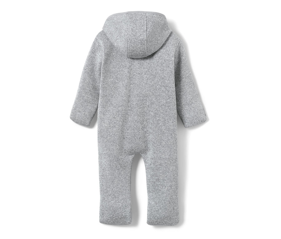 Rückansicht eines grauen Baby-Strickfleece-Overalls mit Kapuze.