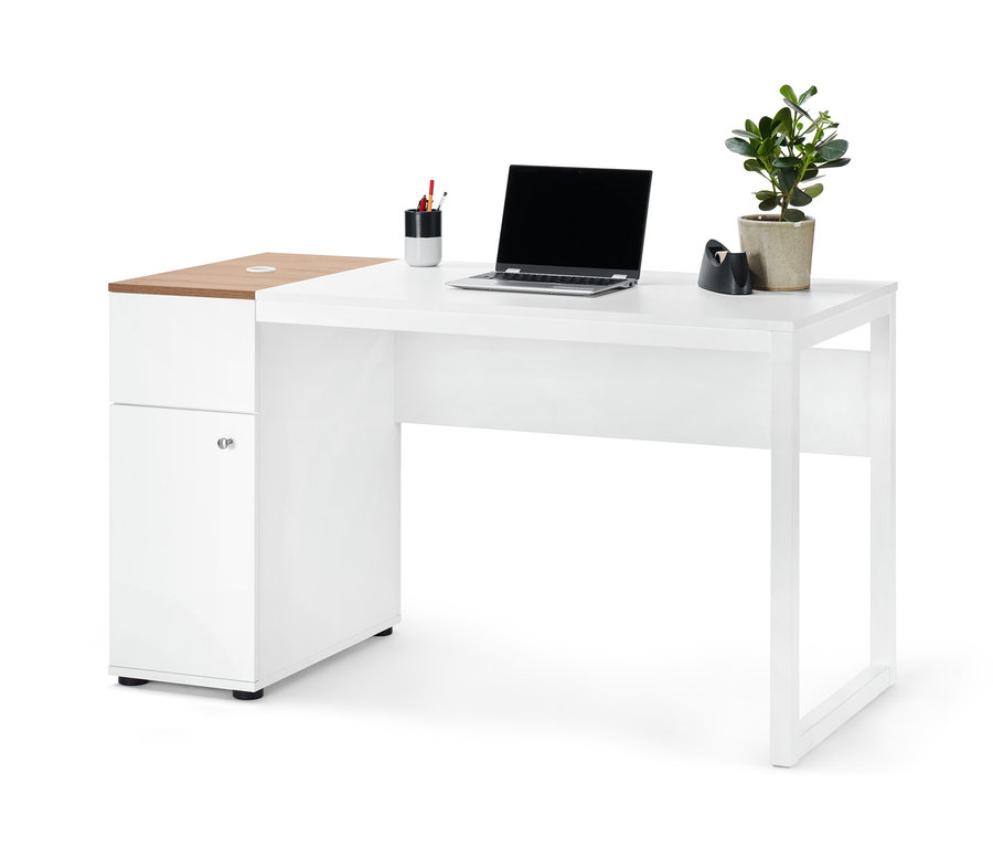 Ein weißer Schreibtisch mit Stauraum, auf dem ein Laptop, eine Topfpflanze und andere Büroartikel stehen.