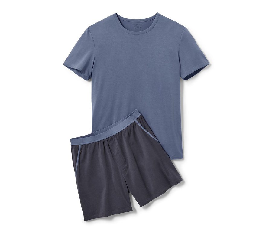 Ein blauer Shorty-Pyjama mit Modal liegt auf einem weißen Hintergrund.