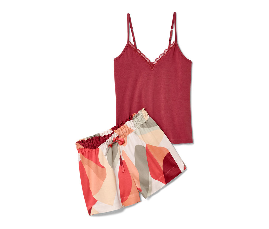Ein Shorty-Pyjama mit einem roten Top mit Spitze und gemusterten Shorts.