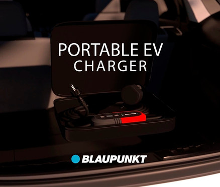 Im Kofferraum eines Autos befindet sich ein tragbares Ladegerät für Elektroautos in einem Koffer.