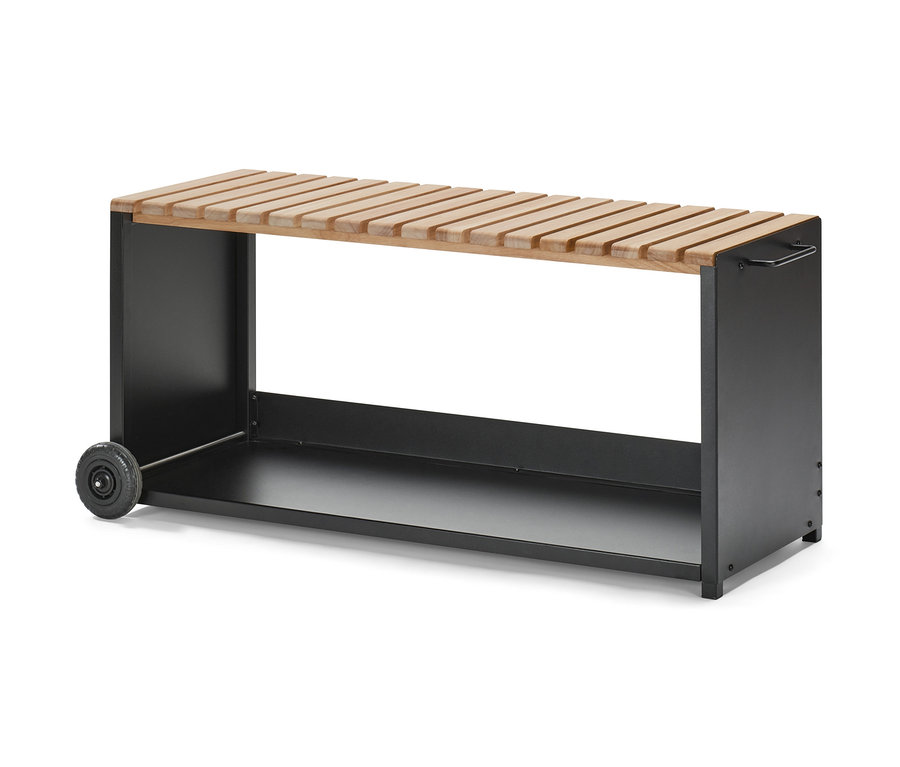Schwarze Kaminholzbank mit Rollen und Sitzfläche aus Holzlatten.