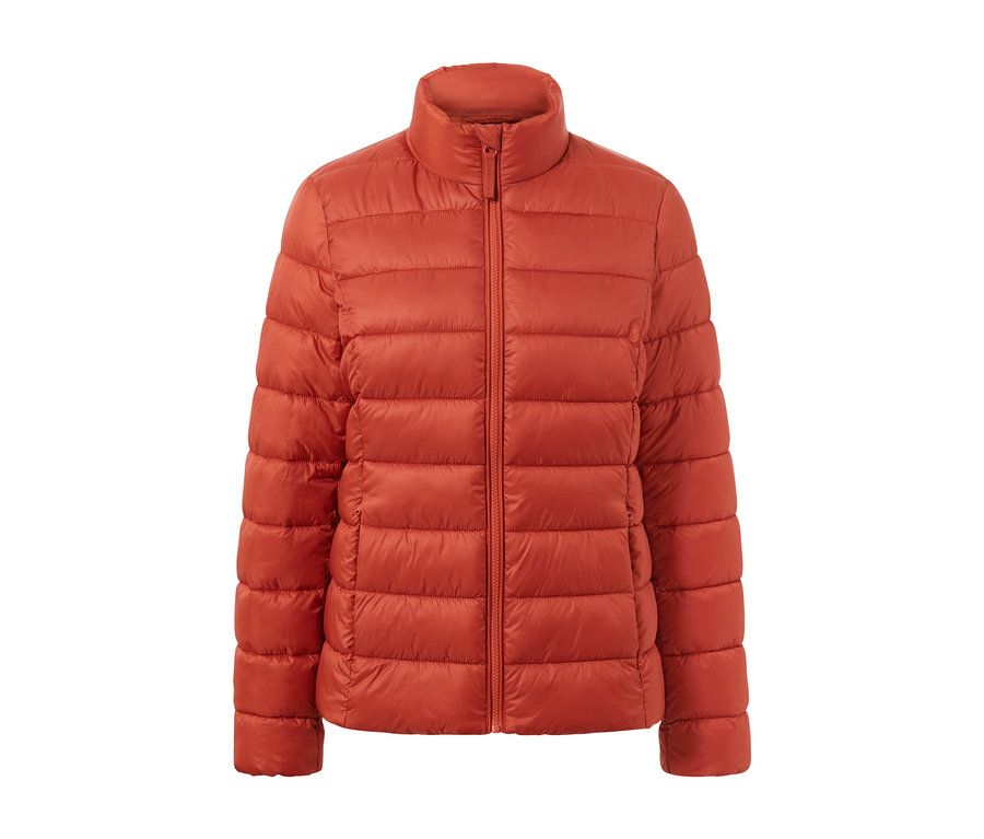 Orangefarbene Steppjacke mit Reißverschluss.