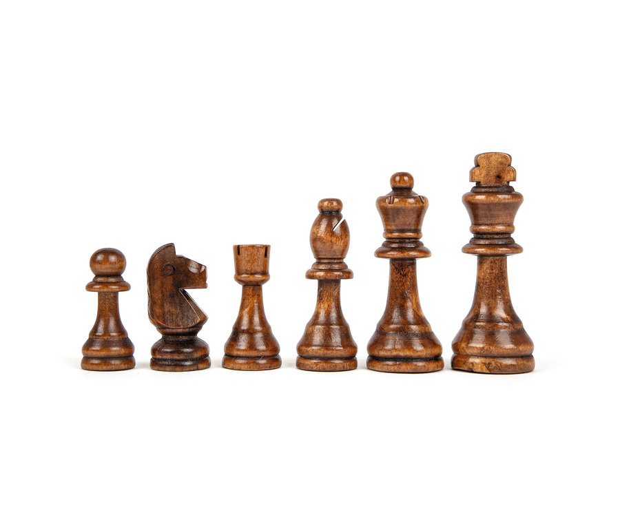 Sechs braune Schachfiguren von small foot »Schach und Dame XL« stehen in einer Reihe vor einem weißen Hintergrund.