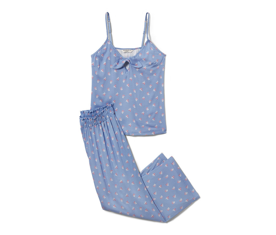 Ein blauer 7/8-Pyjama mit Blumenmuster.