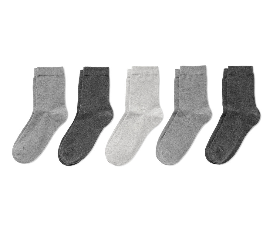 Fünf Paar Socken in Grautönen.