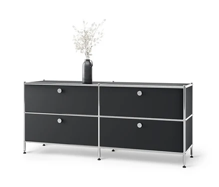 Schwarzes Lowboard Metall »CN3« mit 4 Schubladen und Vase mit weißen Blumen oben.