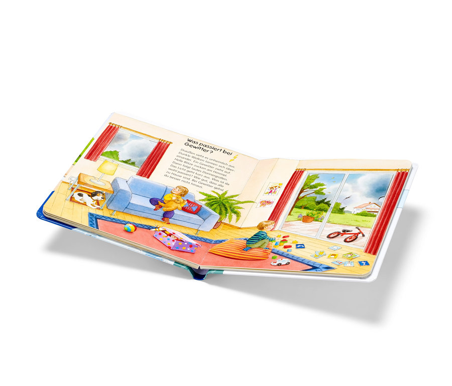 Illustration im Buch zeigt ein Hausinneres während eines Gewitters. Ein Mädchen sitzt auf einem Sofa, ein Junge spielt mit Spielsachen am Boden. Buch: »Sonne, Wind und Regen«.