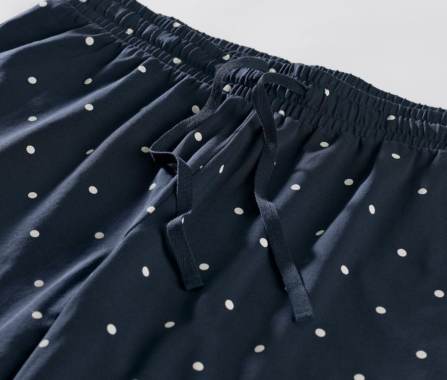 Detailaufnahme einer Pyjamahose mit Punkten.