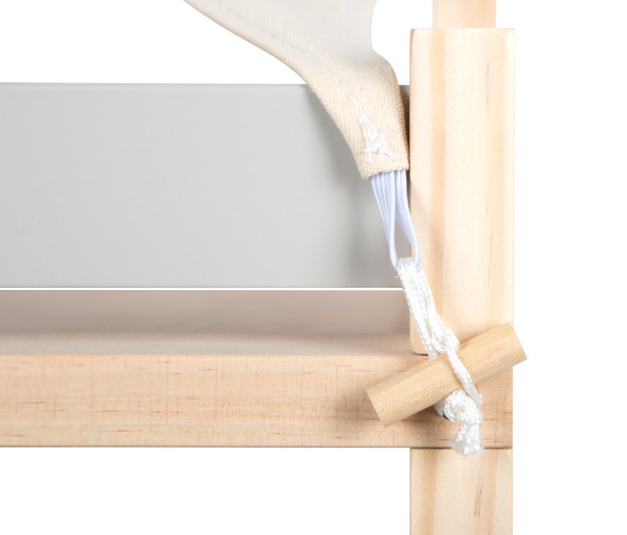 Detail vom Rahmen des small foot Puppenhaus Natur mit Möbeln.