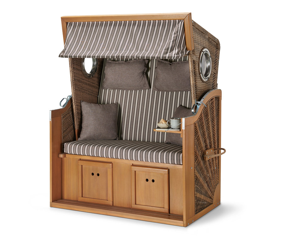 Ein Premium-Strandkorb XL mit Ausklapptisch in Frontansicht, mit gestreiften Polstern und braunen Kissen.
