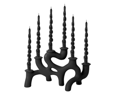 Schwarzer Kerzenständer mit fünf schwarzen, spiralförmigen Kerzen.