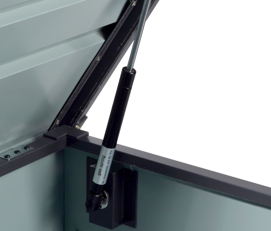 Detailansicht einer geöffneten Gartentruhe mit Gasdruckfeder.