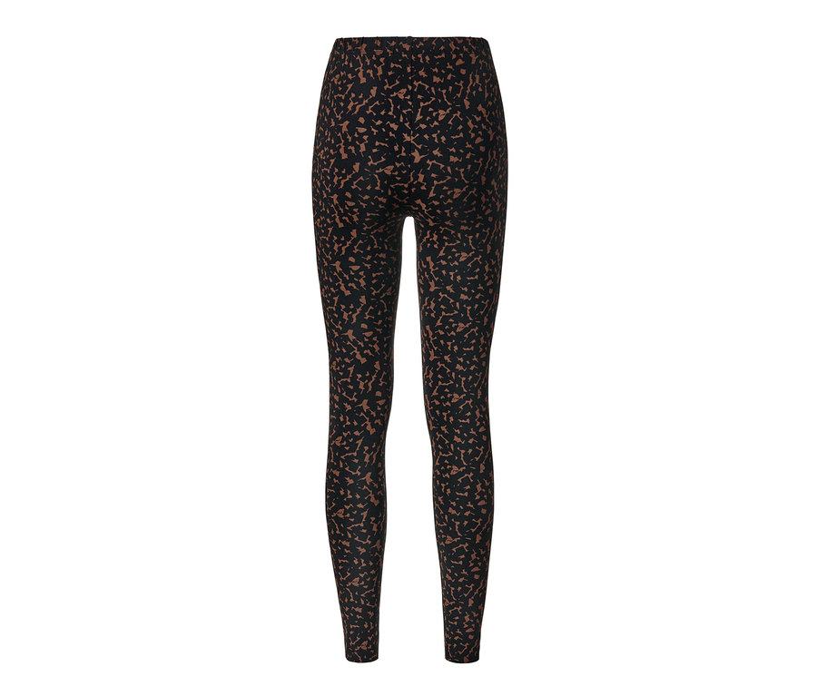 Schwarze Leggings mit braunem Aufdruck.