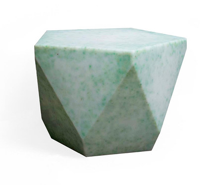 Grüner Beistelltisch auf weißem Hintergrund.