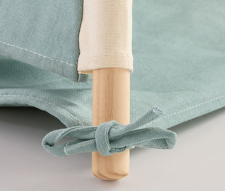Detailaufnahme des Pinolino Zelt »Tipi Yuma« mit türkisfarbenem Stoff und Holzrahmen.