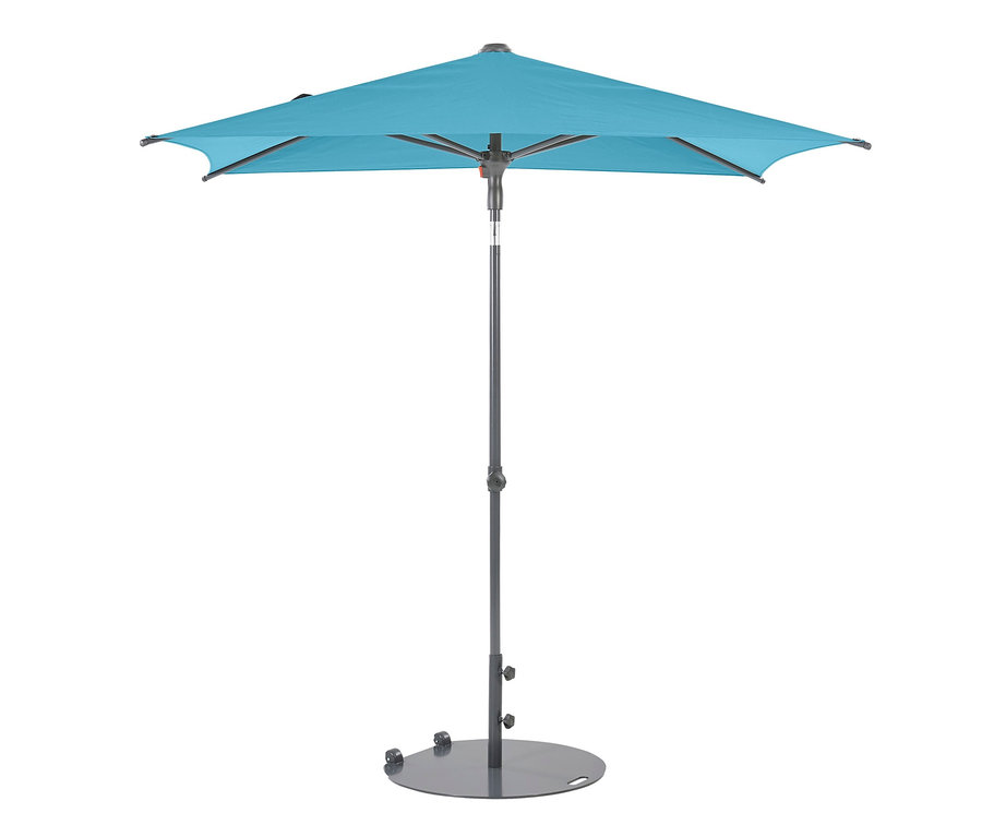 Ein blauer Sonnenschirm steht auf einem flachen, grauen Leco Sonnenschirmständer, Ø ca. 60 cm, mit Rollen.