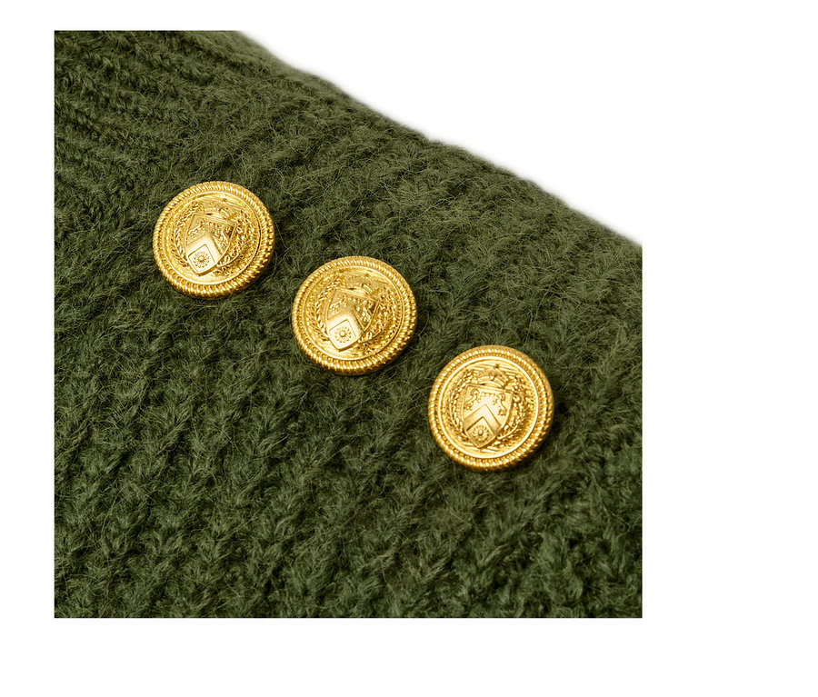 Detailansicht eines Grobstrickpullovers mit Knöpfen.